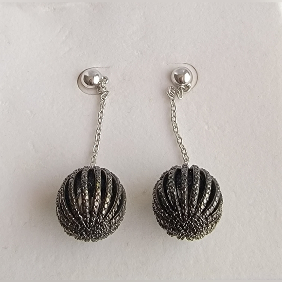 Black dangle earrings - Picture 3 of 5